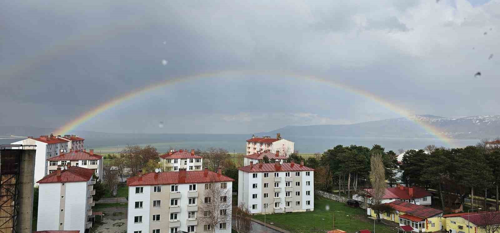 Tatvan&rsquo;da g&ouml;kkuşağı g&ouml;rsel ş&ouml;len sundu
