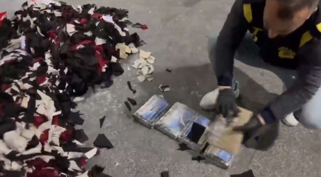 Mersin&rsquo;de bir işyerinde 5 kilo 872 gram kokain ele ge&ccedil;irildi
