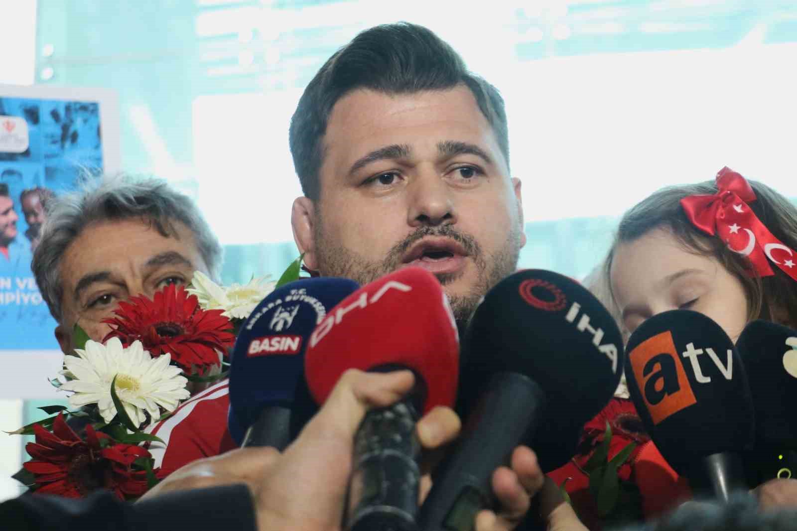 Rıza Kayaalp ve G&uuml;reş Milli Takımı yurda d&ouml;nd&uuml;
