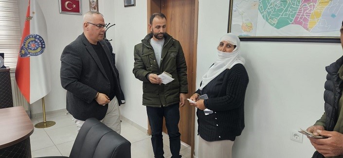 Bulanık&rsquo;ta &ouml;rnek davranış: Para dolu c&uuml;zdan sahibine teslim edildi
