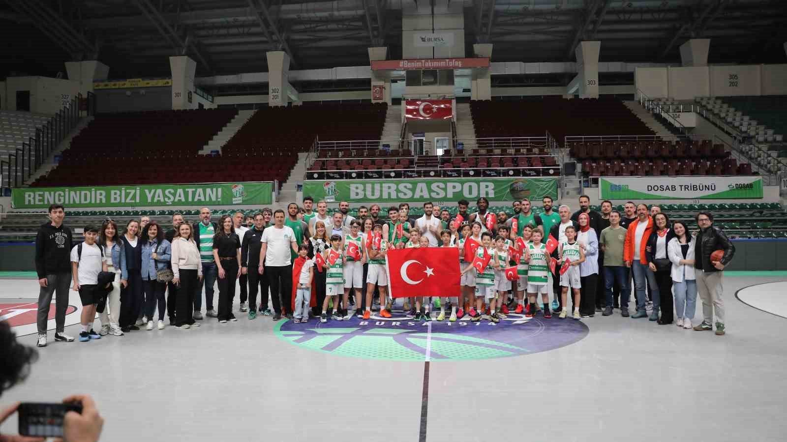 Bursaspor Basketbol Takımı&rsquo;nı 1.20&rsquo;lik minikler terletti
