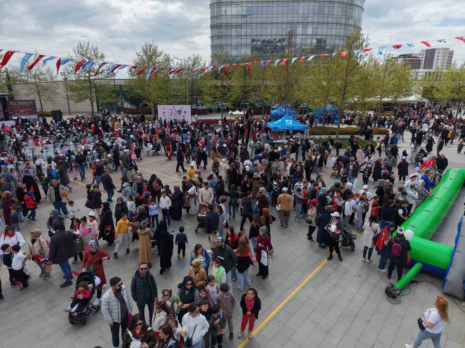 Pendik&rsquo;te 23 Nisan coşkusunun yaşandığı &ccedil;ocuk şenliği havadan g&ouml;r&uuml;nt&uuml;lendi
