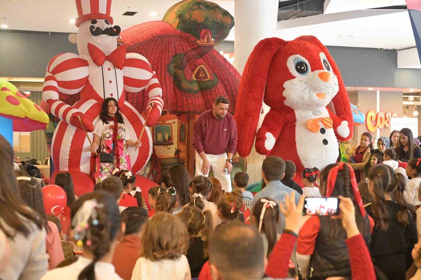 Isparta Belediyesi&rsquo;nin 23 Nisan etkinliğinde renkli g&ouml;r&uuml;nt&uuml;ler
