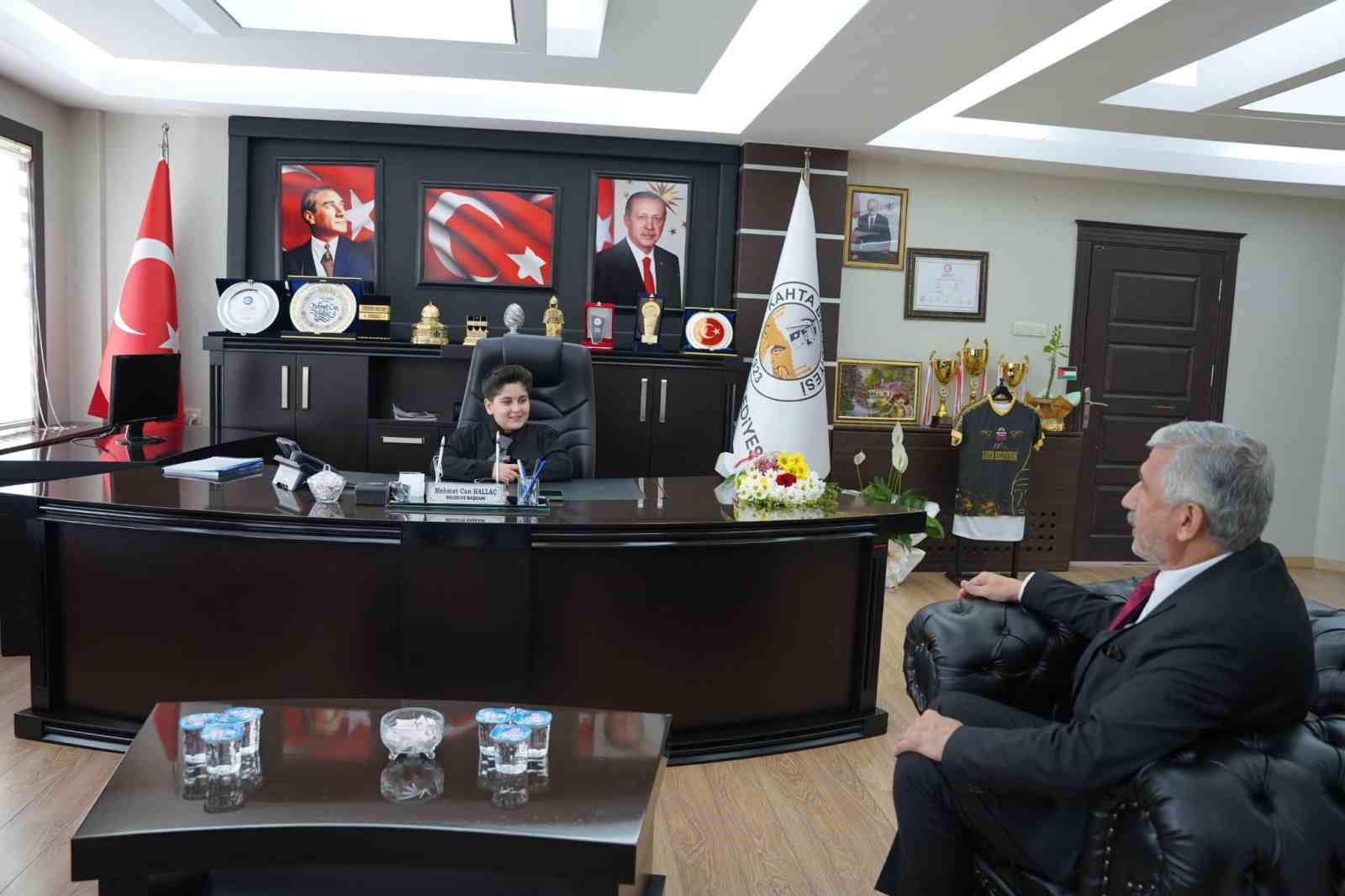 Başkan Halla&ccedil;, koltuğunu 10 yaşındaki Ebubekir&rsquo;e devretti
