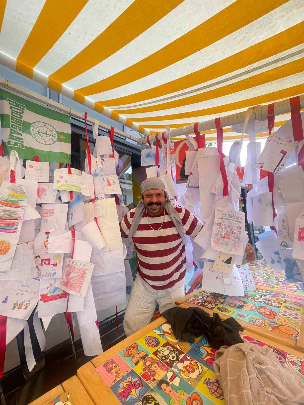 Dat&ccedil;a&rsquo;da 10 yıllık iyilik geleneği: "Atat&uuml;rk&rsquo;&uuml;n&uuml; &ccedil;iz, pizzanı al"
