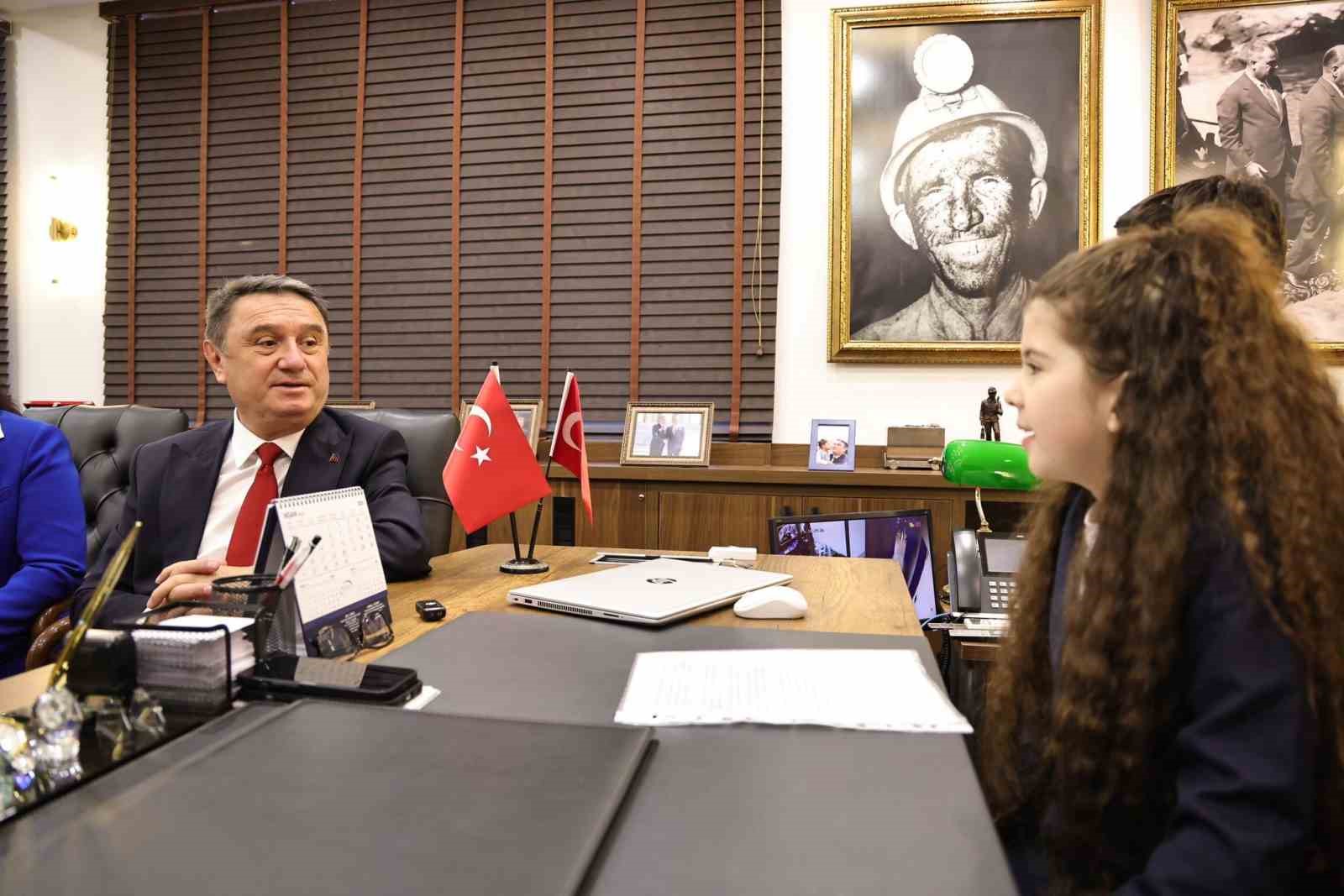 Belediye başkanı koltuğunu Mercan Su Uzun&rsquo;a devretti
