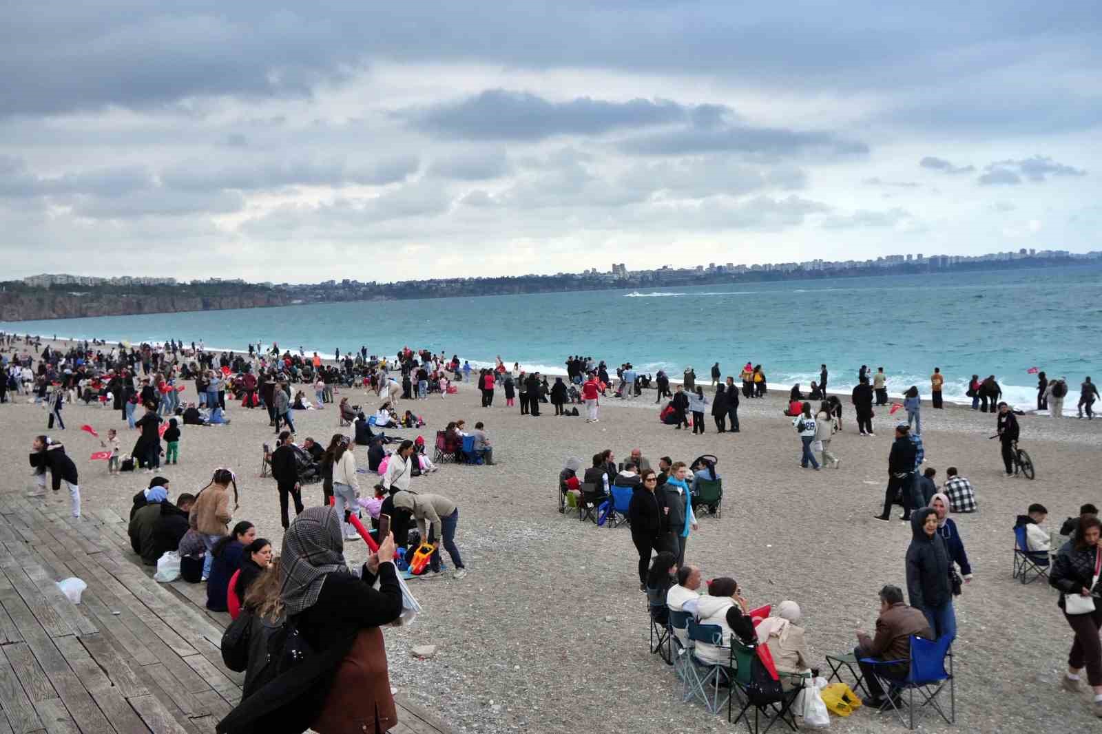 SOLOT&Uuml;RK Antalya&rsquo;da nefes kesti: 23 Nisan kutlamalarında g&ouml;ky&uuml;z&uuml; bayraklarla buluştu
