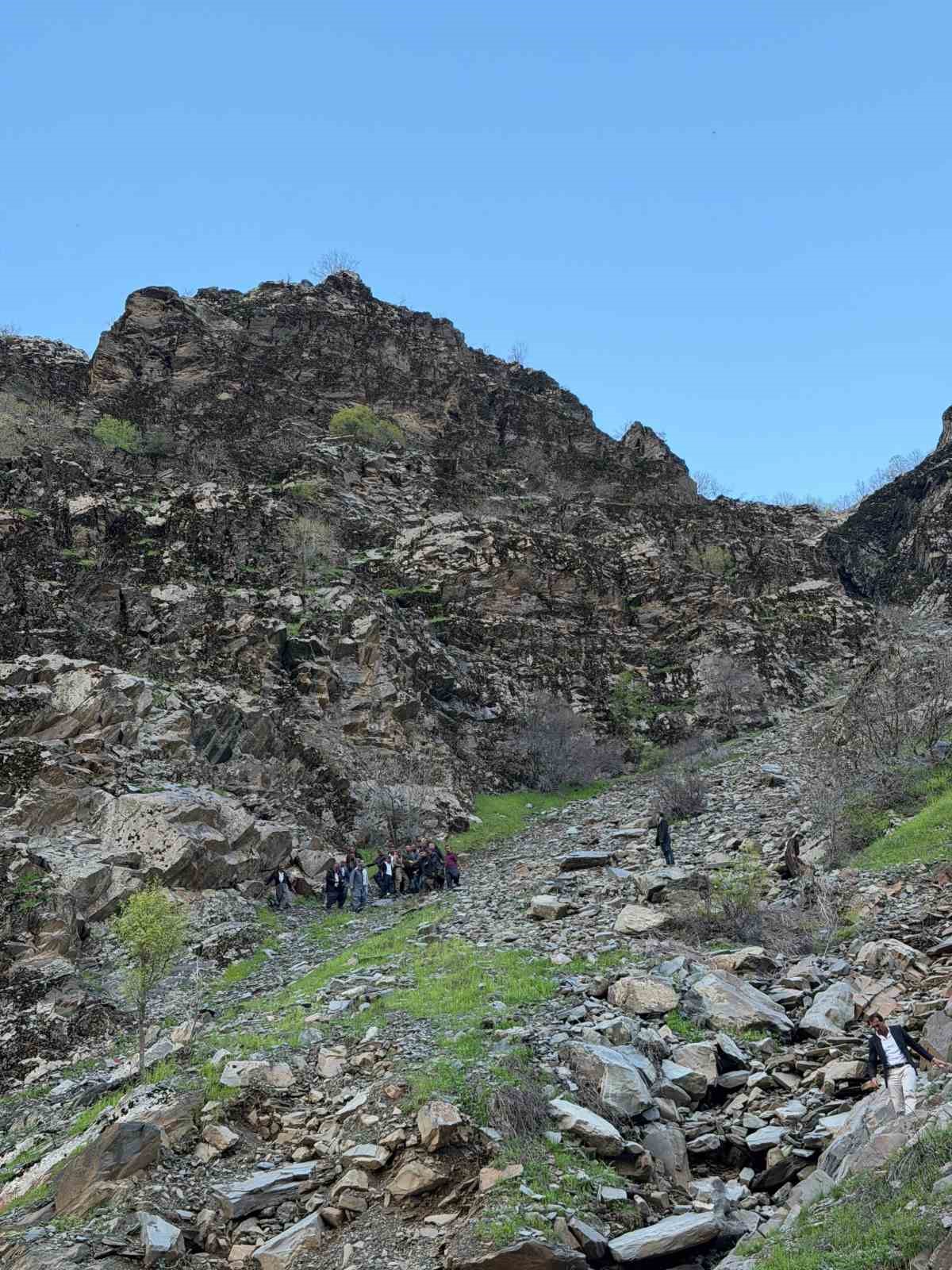 Pancar toplamaya gitti, kayalıklardan d&uuml;şerek yaralandı
