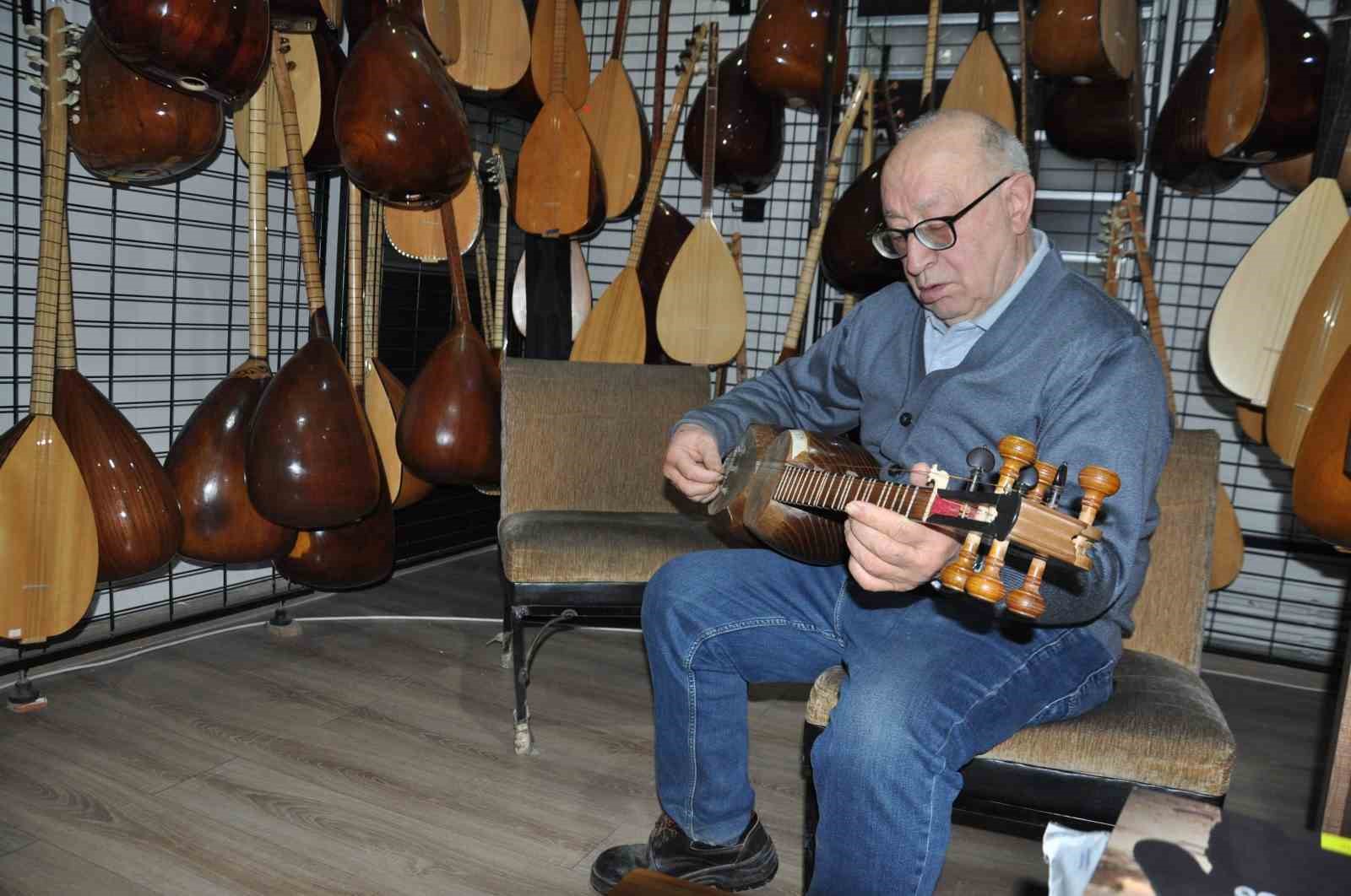 Kars&rsquo;ta 73 yaşındaki usta, kaybolan "tar" geleneği i&ccedil;in &ccedil;ırak arıyor
