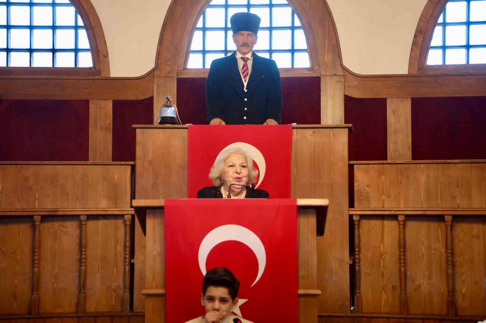 &Ccedil;ocuk meclisinden tarihi atmosferde 23 Nisan &ouml;zel oturumu
