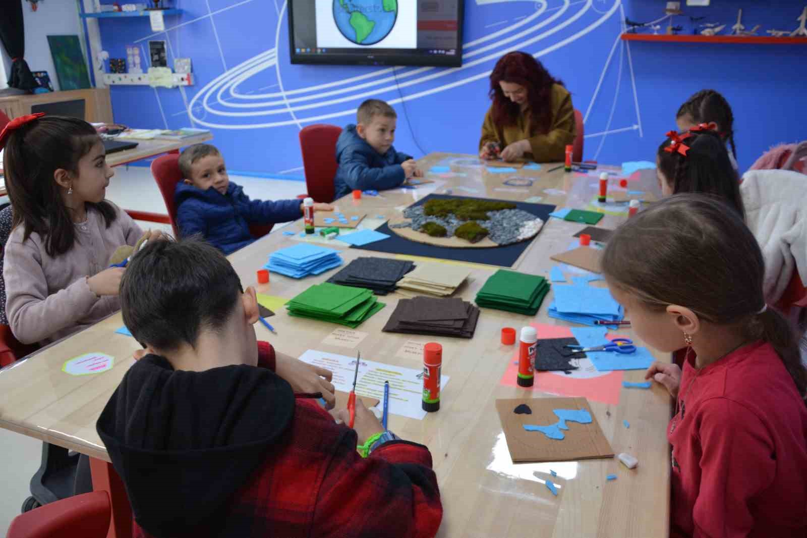 Demirci&rsquo;de &ccedil;ocuklar bayramı bilimle kutladı
