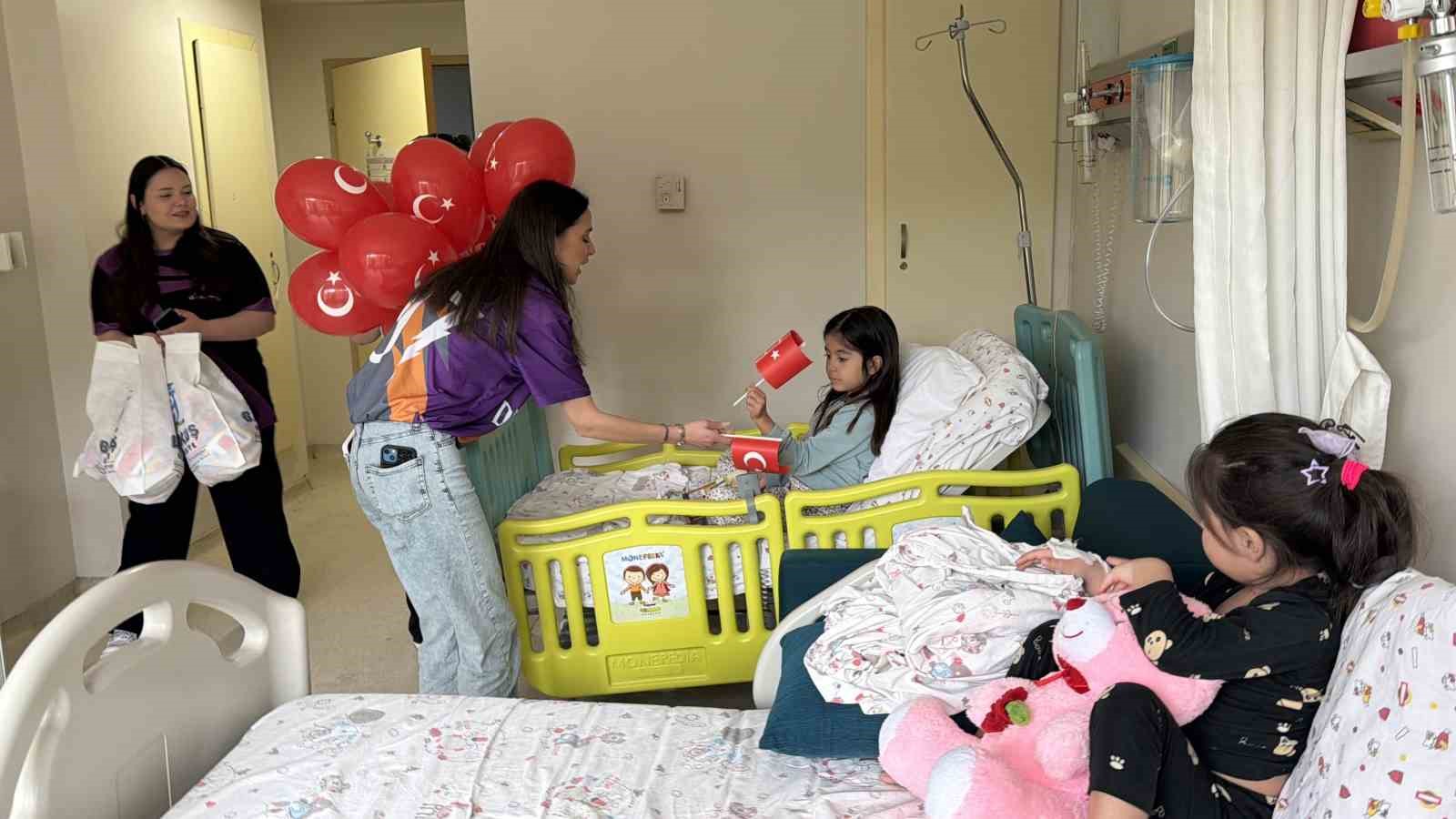 Bayramı hastanede ge&ccedil;iren &ccedil;ocuklara anlamlı ziyaret
