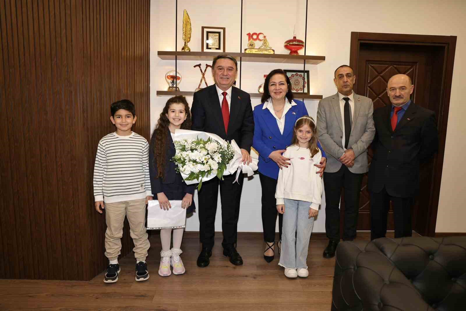 Belediye başkanı koltuğunu Mercan Su Uzun’a devretti