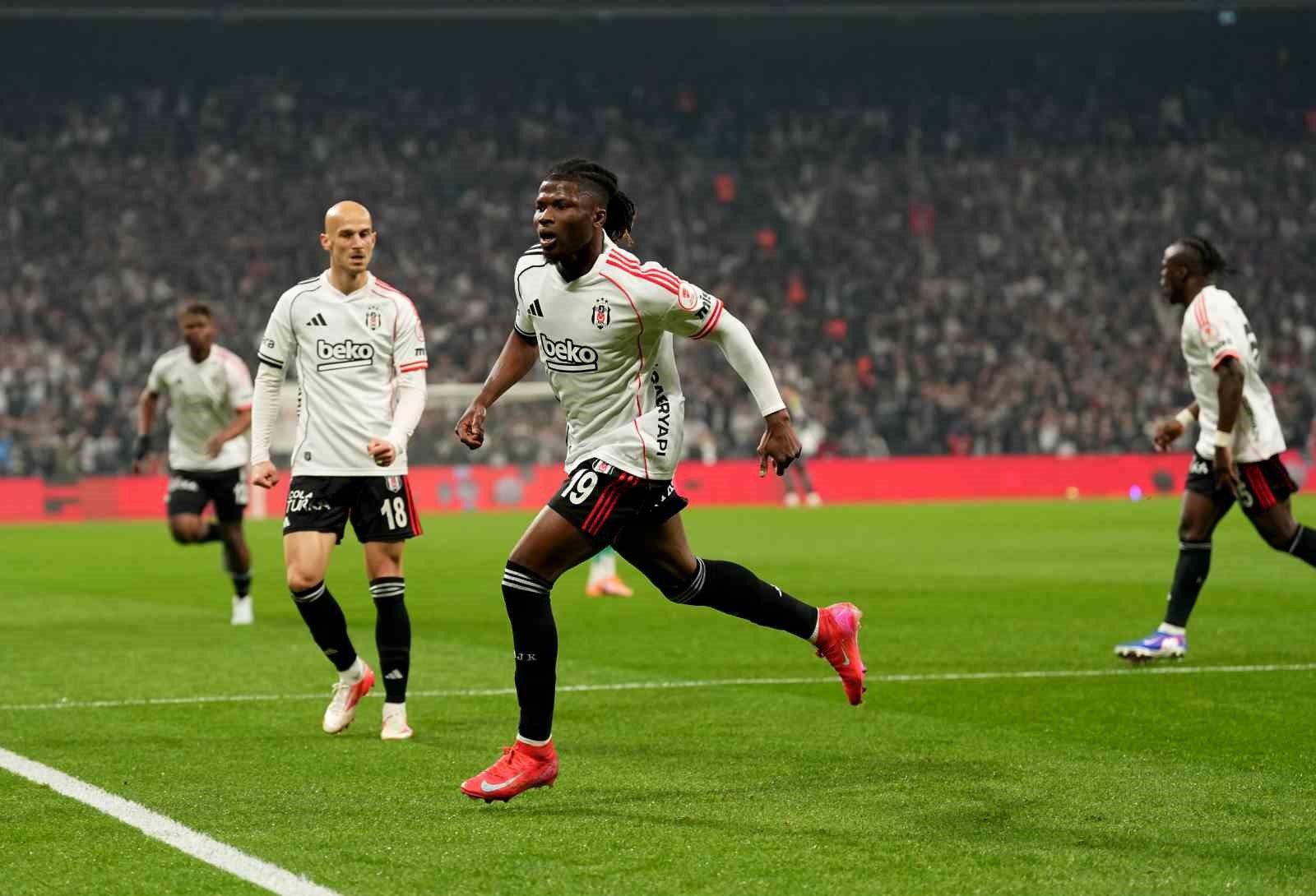 El Bilal Toure 3 ay sonra golle tanıştı