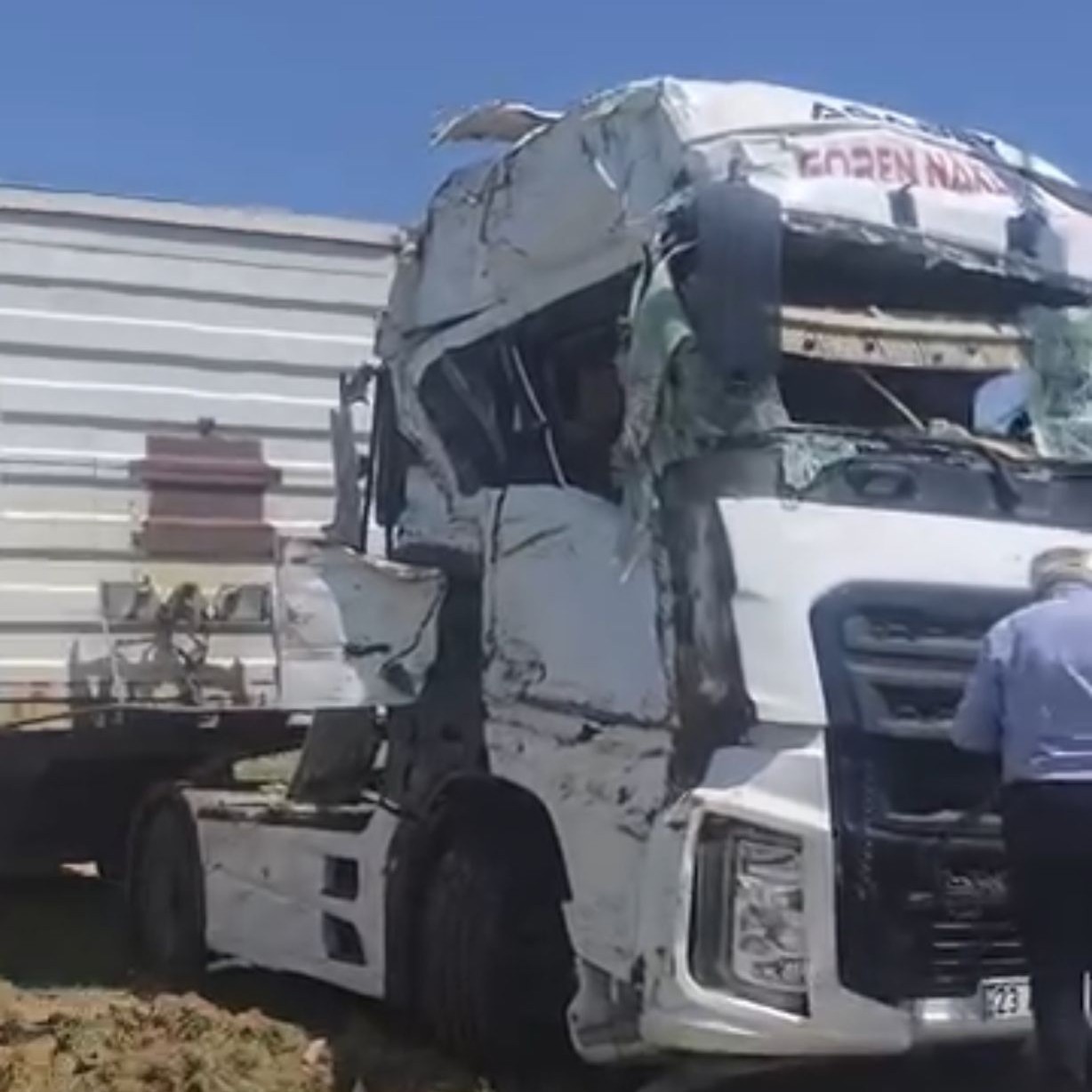 Malatya&rsquo;da k&uuml;&ccedil;&uuml;kbaş hayvan y&uuml;kl&uuml; tır devrildi: 2 kişi yaralandı, 80 koyun telef oldu
