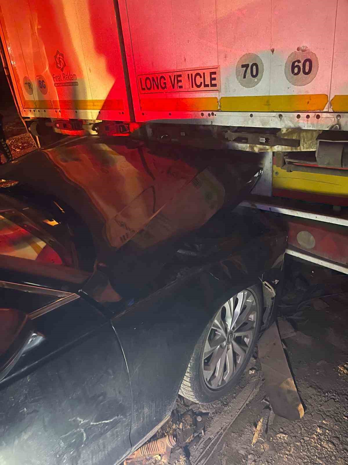 Cizre&rsquo;de iki tır arasında sıkışan otomobil kağıt gibi ezildi: 1 yaralı
