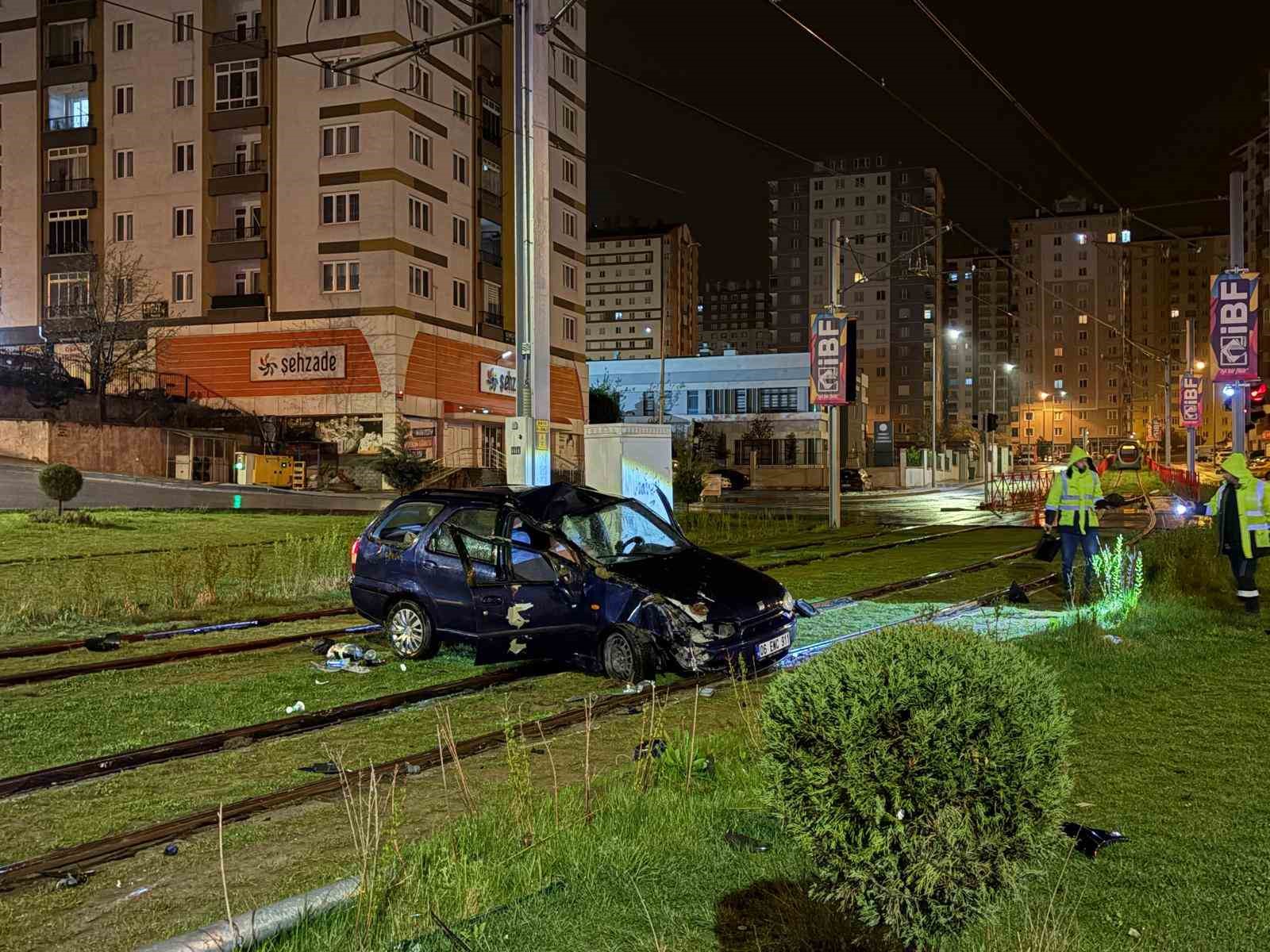 Tramvay yoluna giren otomobil direğe &ccedil;arparak durabildi: 1 yaralı

