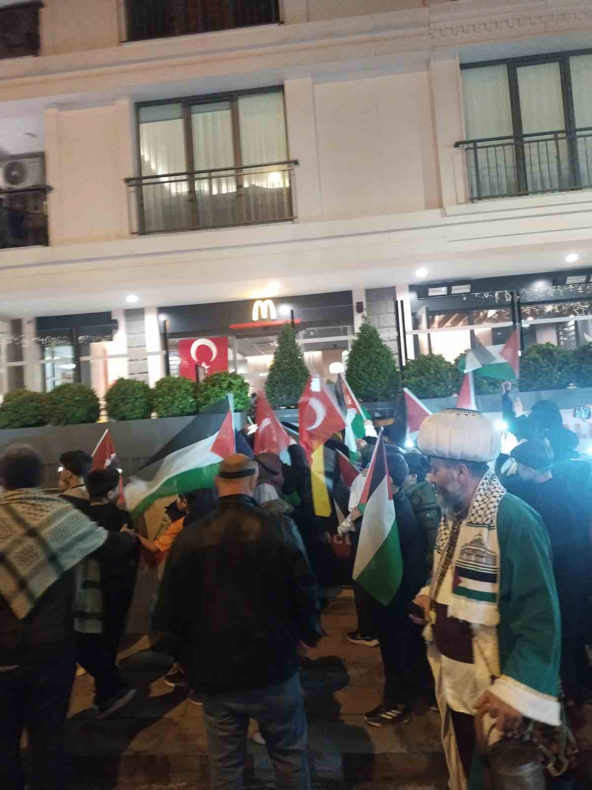 &Uuml;sk&uuml;dar&rsquo;da fast-food zincirini boykot 200&rsquo;&uuml;nc&uuml; g&uuml;n&uuml;ne ulaştı
