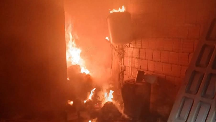 Samandağ&rsquo;da metruk bina yangını
