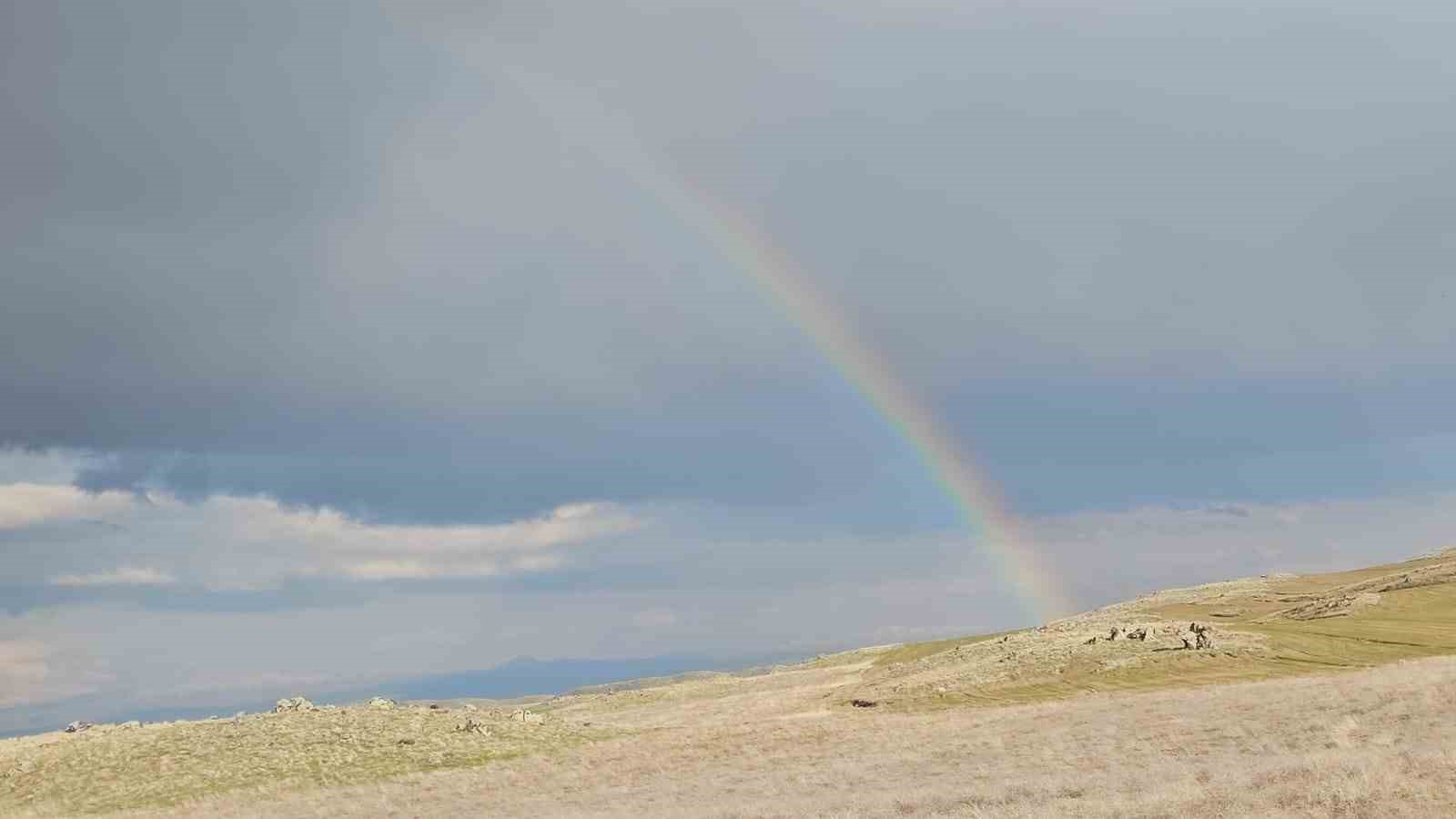 Yağmursuz havada ortaya &ccedil;ıkan g&ouml;kkuşağı hayran bıraktı
