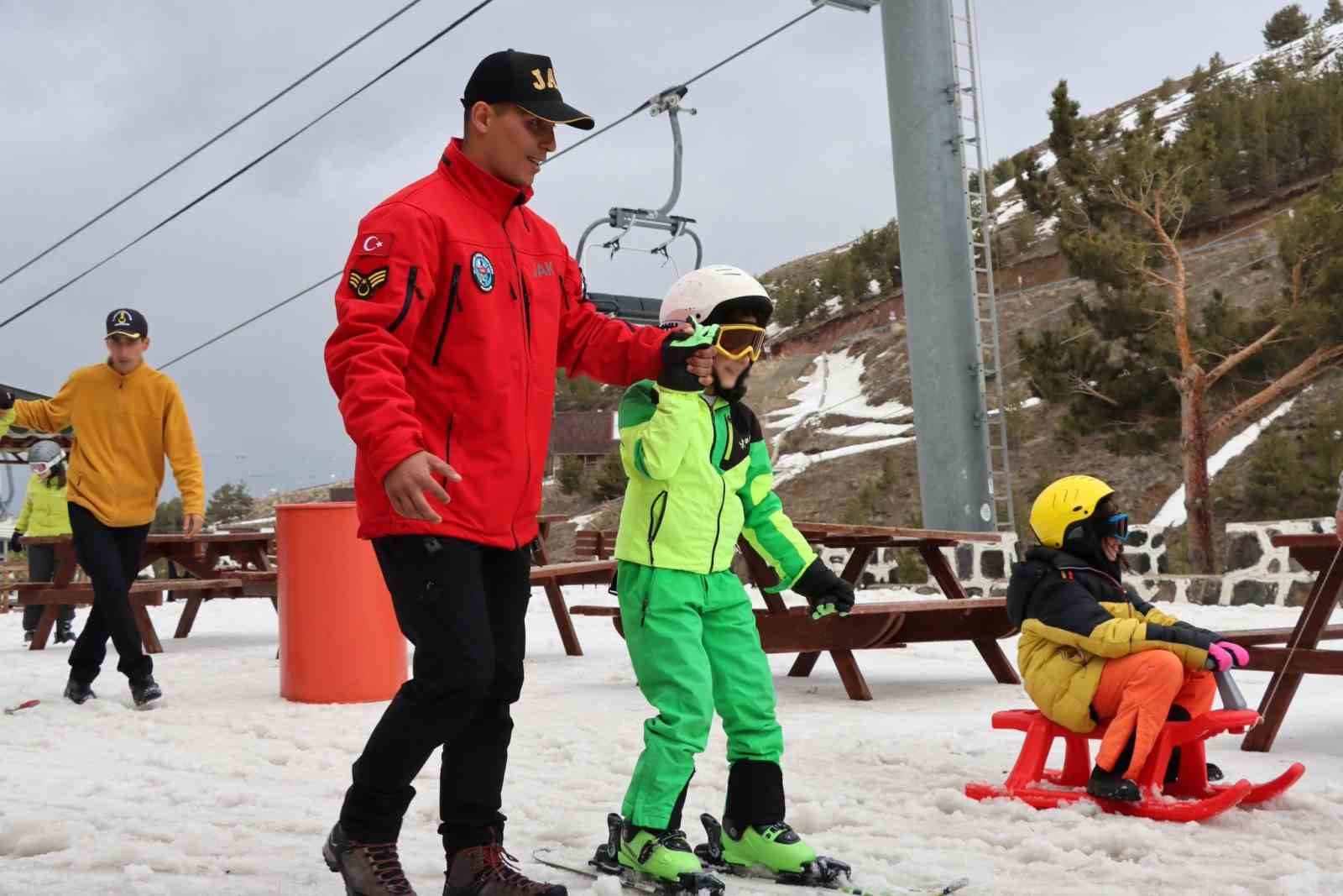 Paland&ouml;ken&rsquo;de sevgiye uzanan jandarma eli
