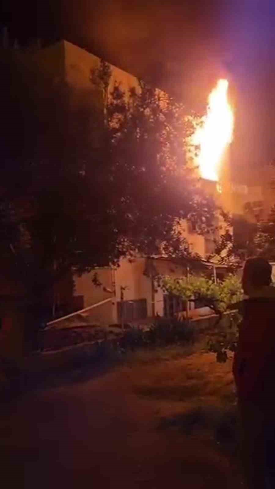 Mersin&rsquo;de ev yangını
