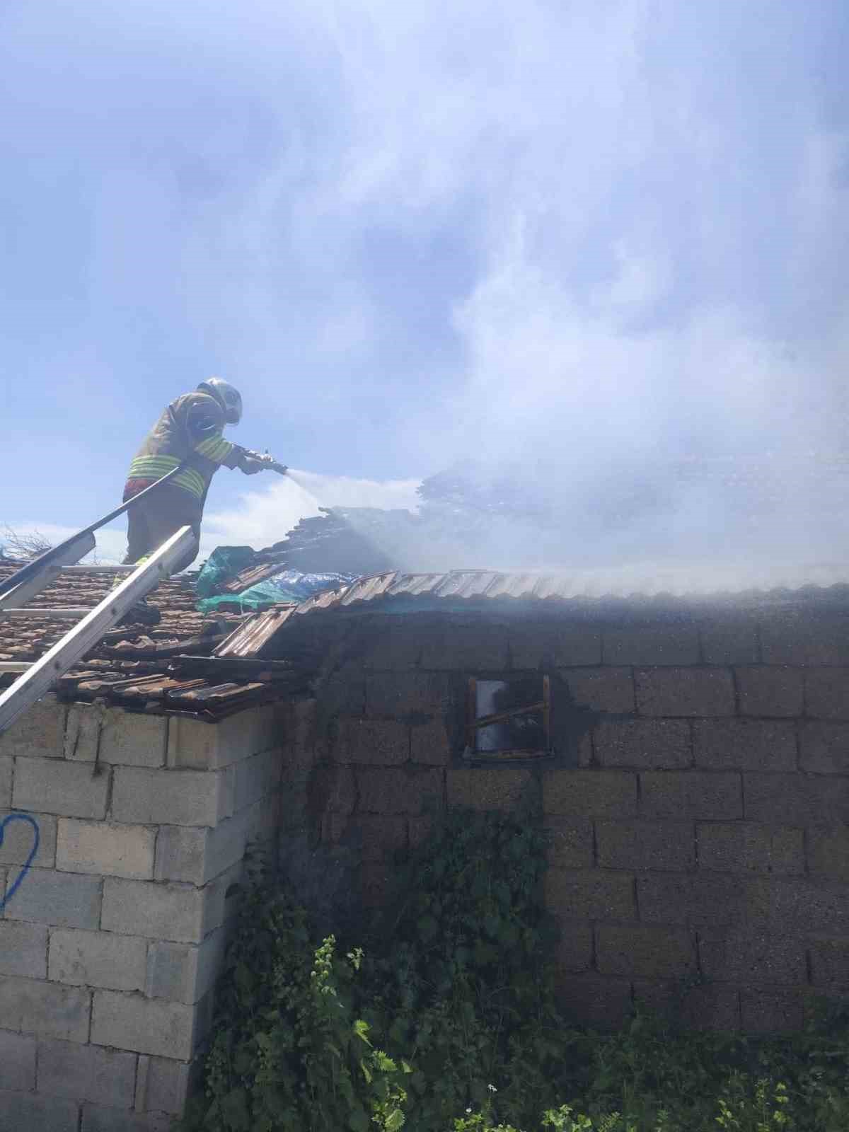 Kumlu&rsquo;da m&uuml;stakil ev yangını
