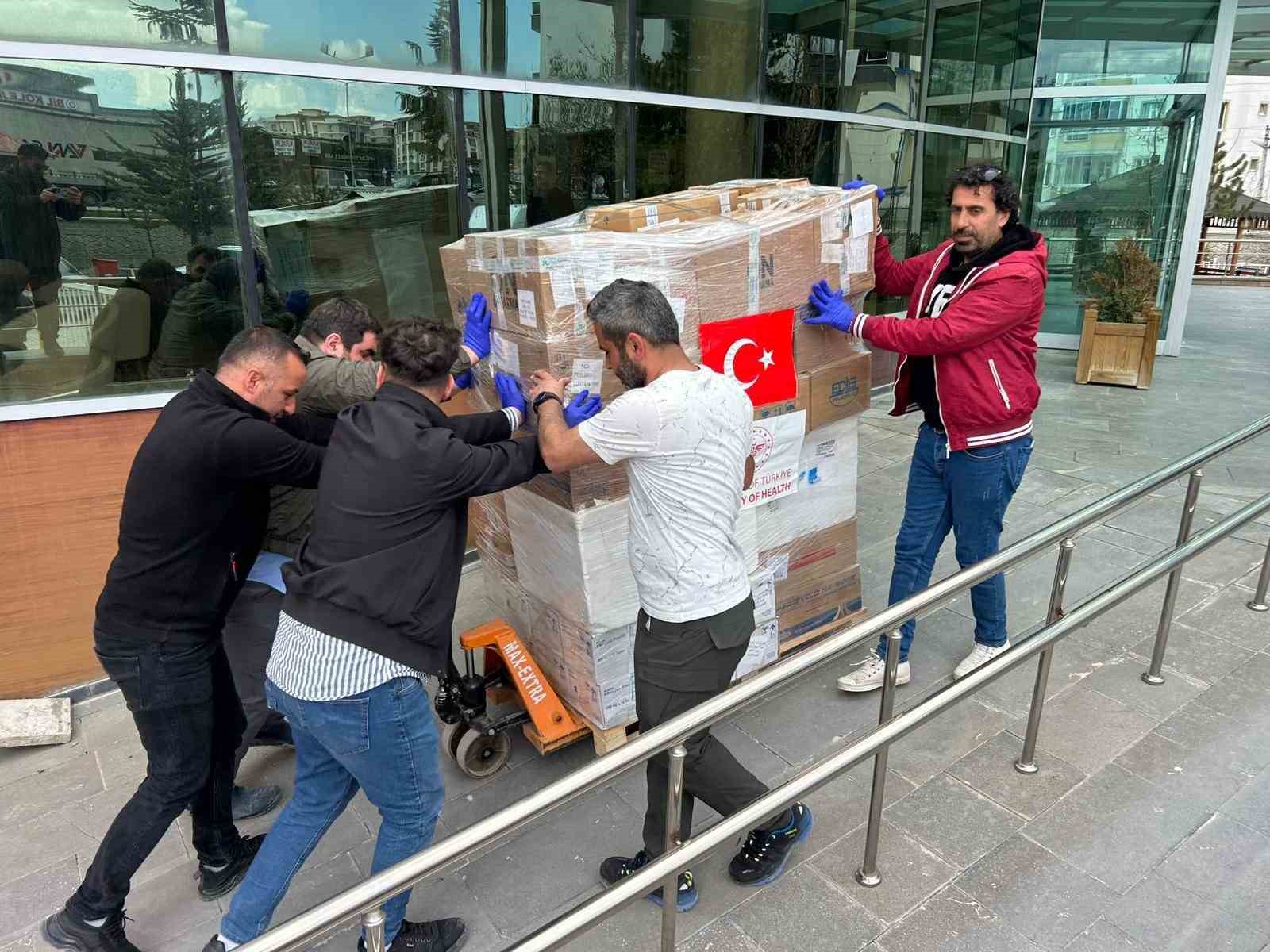 T&uuml;rkiye&rsquo;den İran&rsquo;a sağlık desteği: Van&rsquo;dan g&ouml;nderilen yardım tırı sayısı 9 oldu
