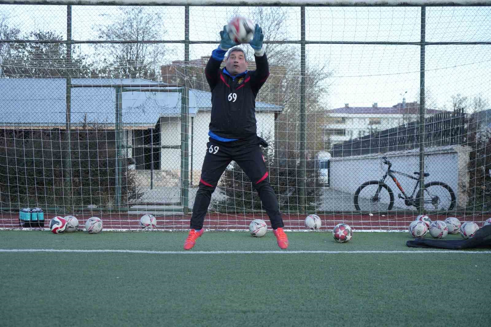 ’Bayburt’ müdür hem ismiyle hem de 40 yıllık futbol tutkusuyla dikkat çekiyor