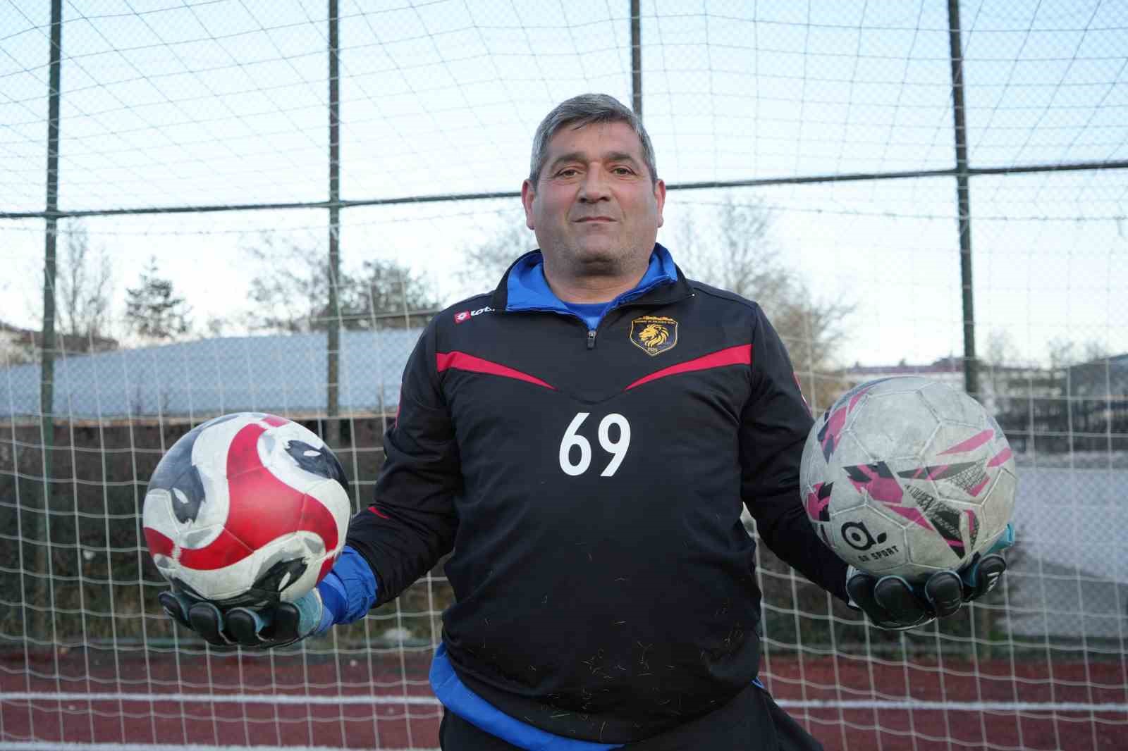 &rsquo;Bayburt&rsquo; m&uuml;d&uuml;r hem ismiyle hem de 40 yıllık futbol tutkusuyla dikkat &ccedil;ekiyor
