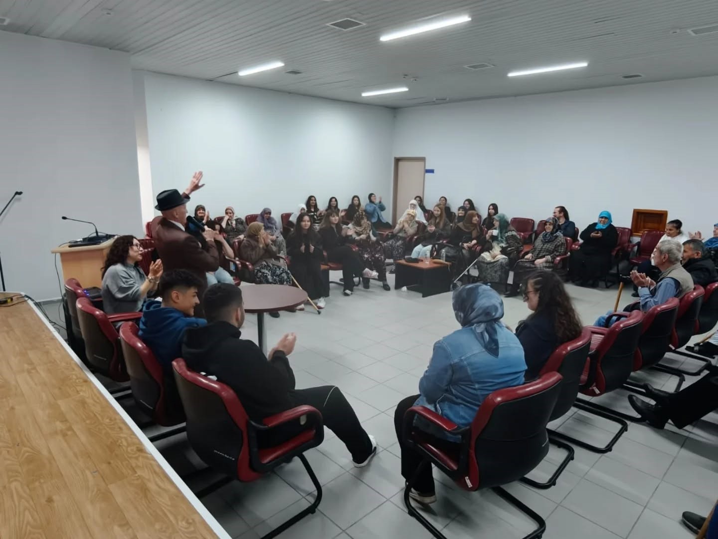 Bilecik&rsquo;te &ouml;ğrencilerden huzurevi buluşması
