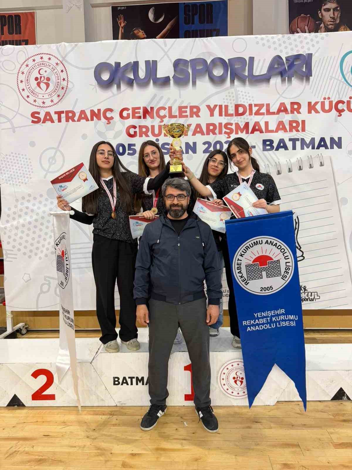 Diyarbakırlı &ouml;ğrencilerden satran&ccedil;ta &ccedil;ifte zafer
