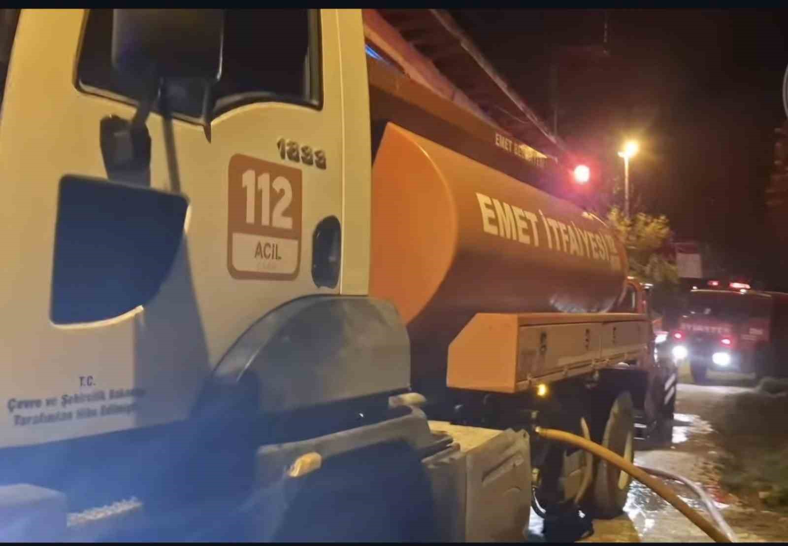 Emet&rsquo;te samanlık ve ahır yangını korkuttu
