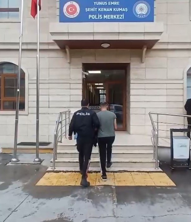 İstanbul&rsquo;da aranan iki firari yakalandı
