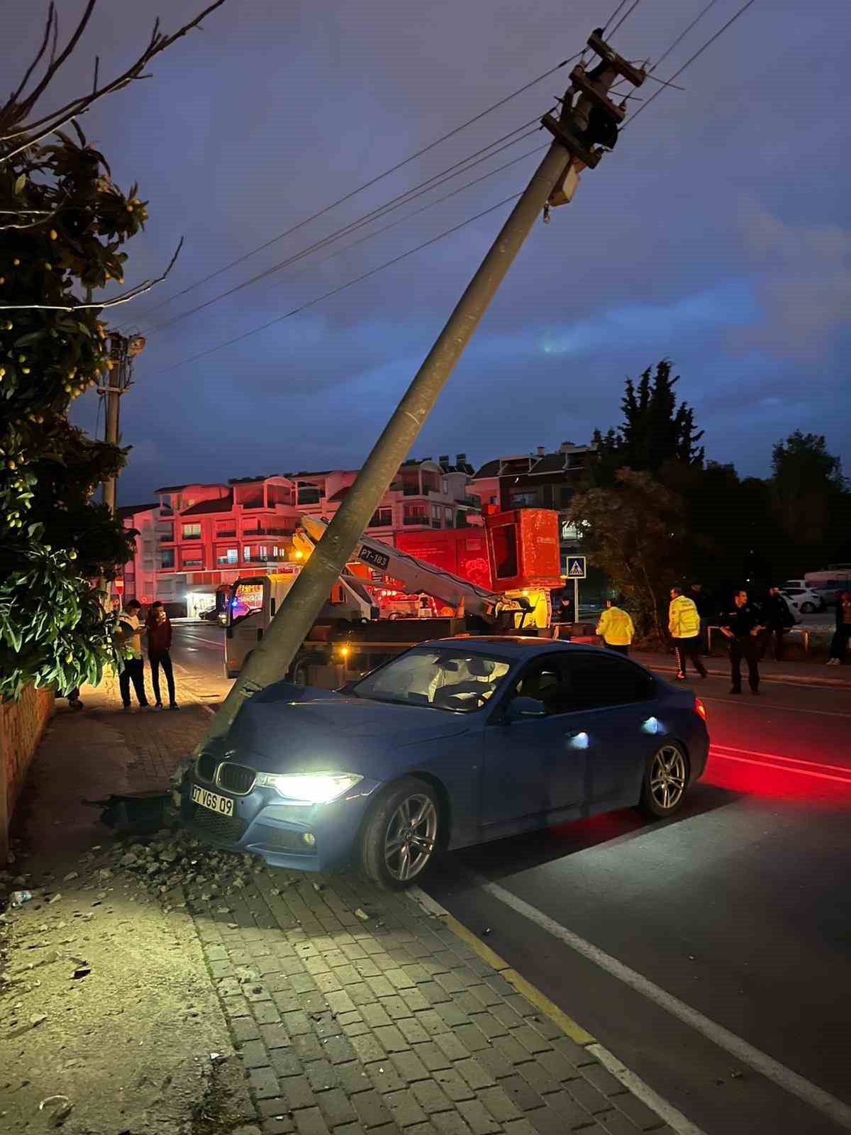 Aydınlatma direğine &ccedil;arpan otomobilin s&uuml;r&uuml;c&uuml;s&uuml; yaralandı
