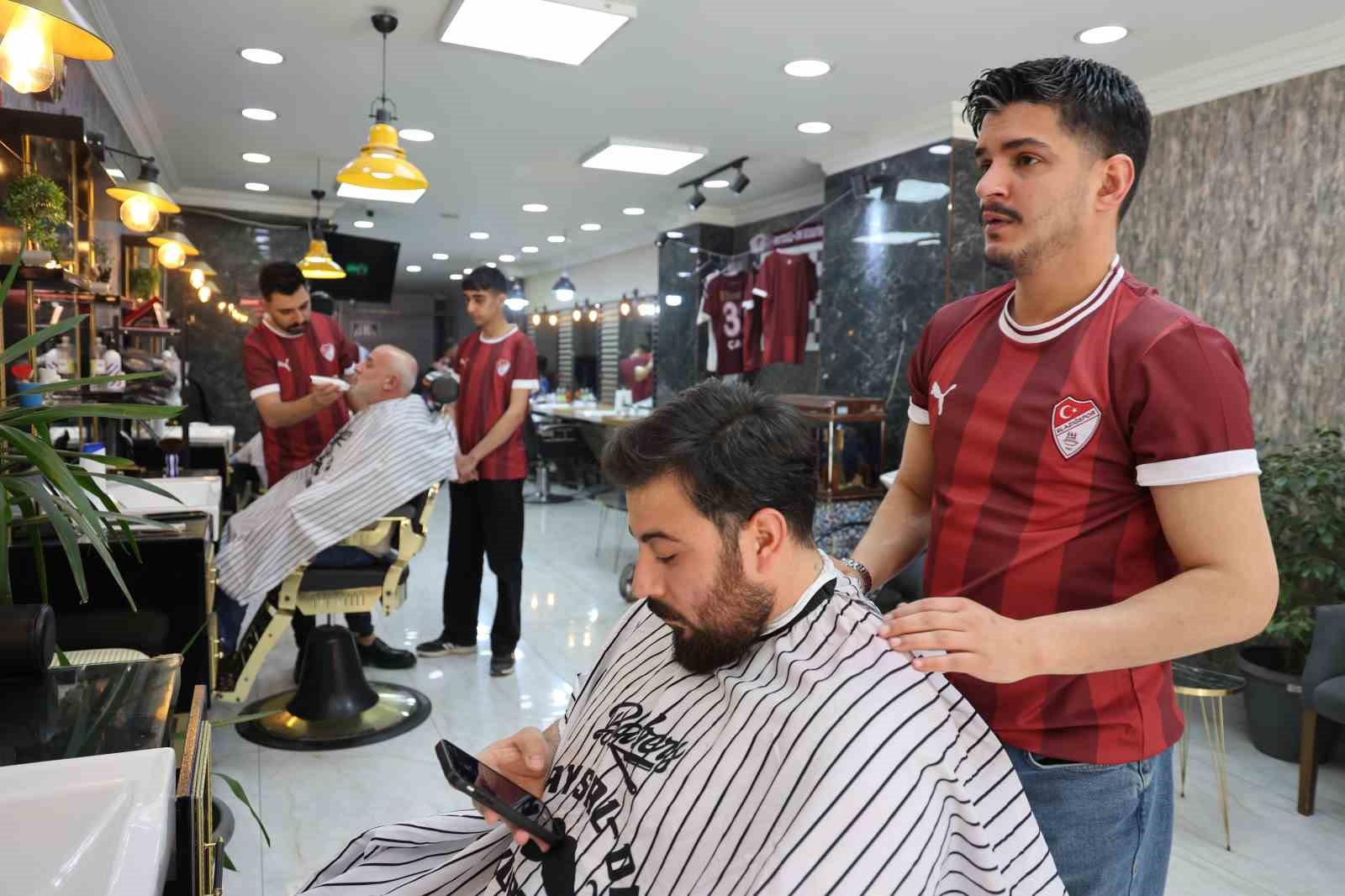 Play-off yolunda &ouml;rnek hareket: D&uuml;kkanı bordo-beyaza boyadı, m&uuml;şterilere forma dağıttı
