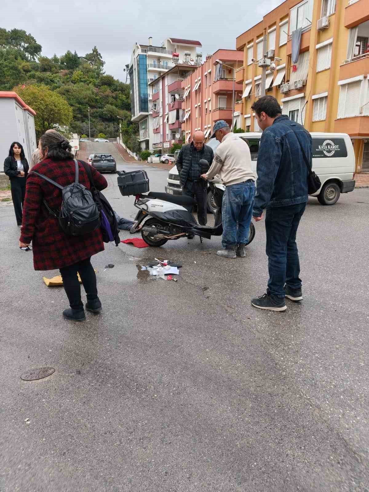 Manavgat&rsquo;ta kamyonetle &ccedil;arpışan motosikletin s&uuml;r&uuml;c&uuml;s&uuml; yaralandı
