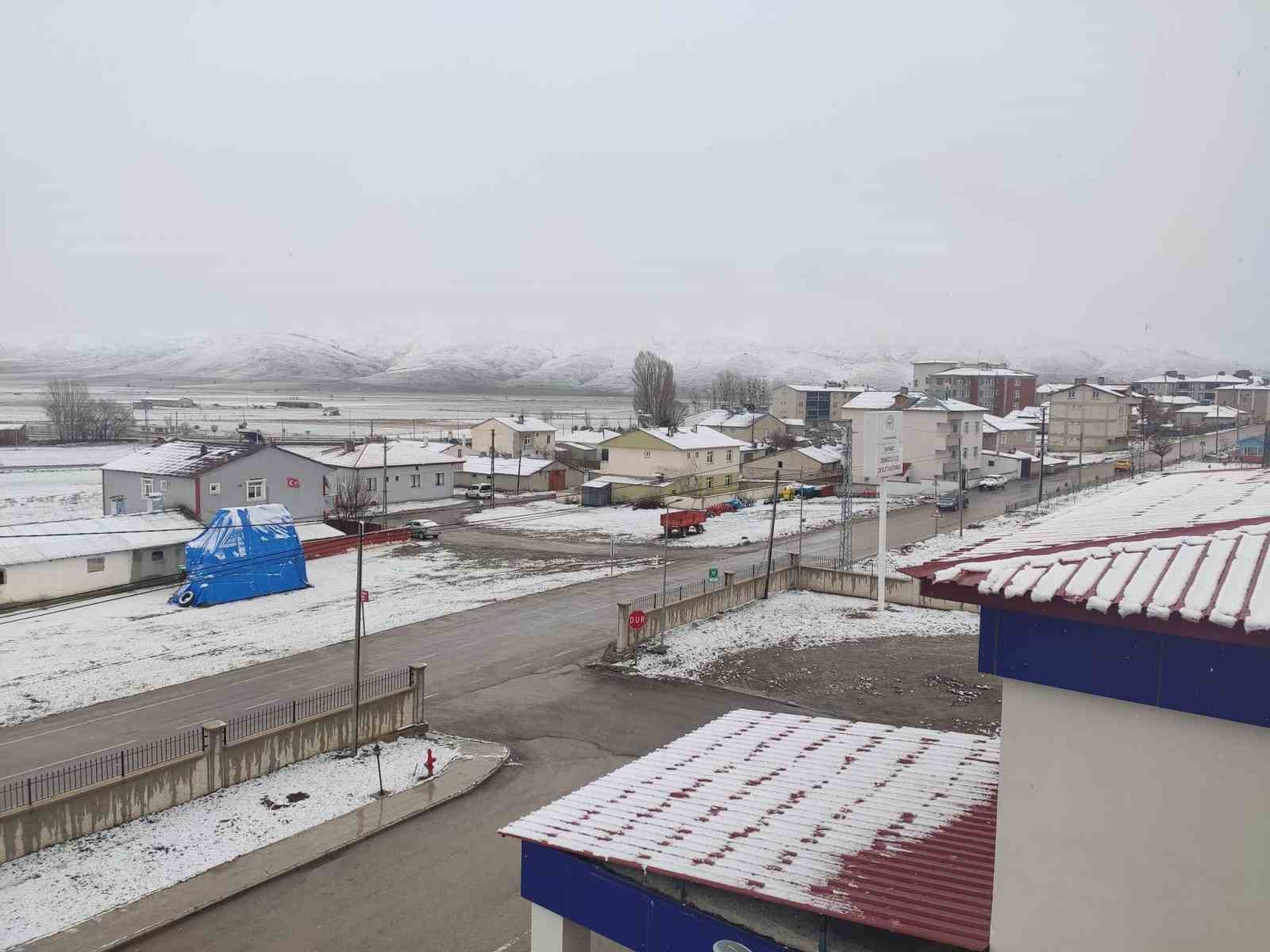 Bayburt’un köylerinde kar ve sis etkili oldu