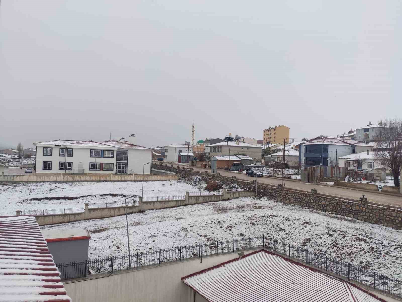 Bayburt&rsquo;un k&ouml;ylerinde kar ve sis etkili oldu
