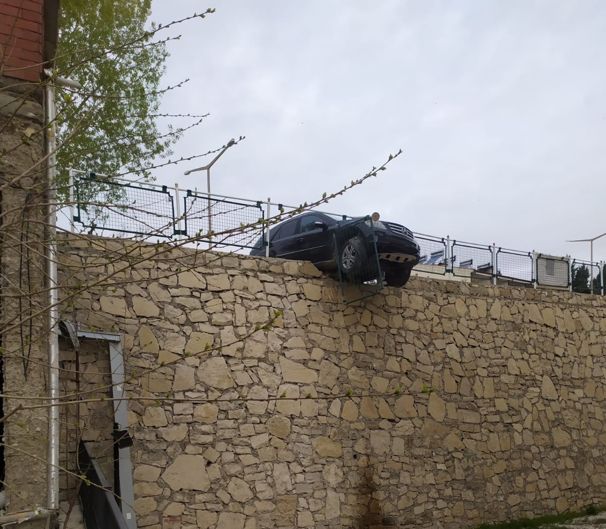 Kontrolden &ccedil;ıkan ara&ccedil; istinat duvarında asılı kaldı
