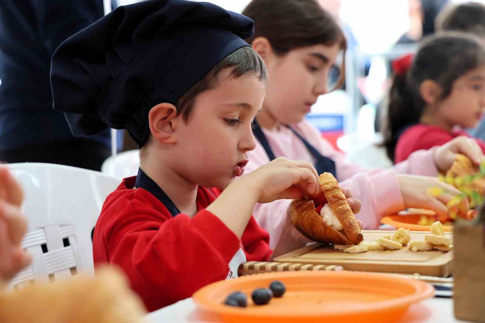 İzmit&rsquo;te 23 Nisan&rsquo;a uluslararası ilgi: &Ccedil;ocuklar bayram coşkusunu birlikte yaşıyor
