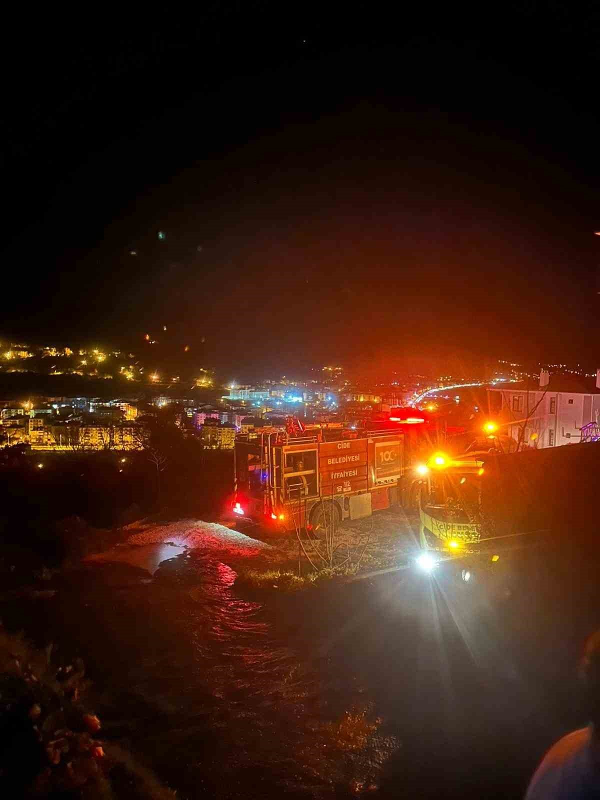 Patlayan k&ouml;m&uuml;r kazanı ve t&uuml;p villayı k&uuml;le &ccedil;eviriyordu
