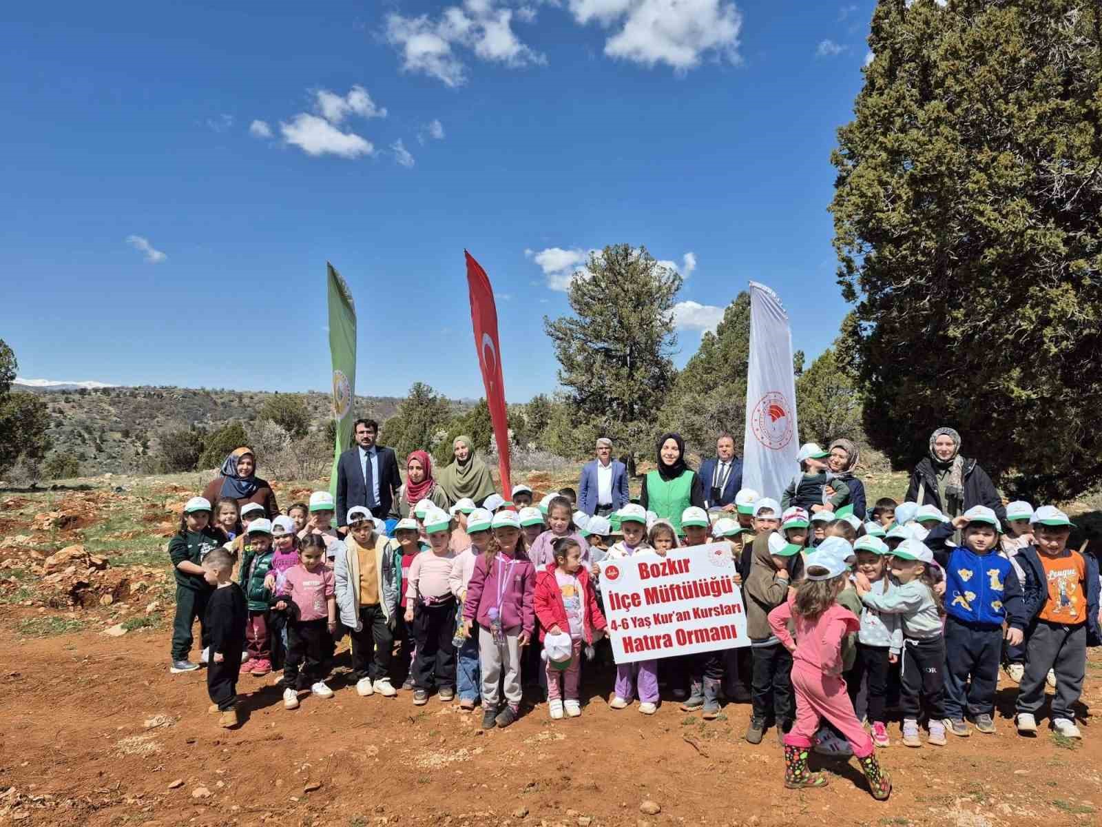 Bozkır’da minik öğrencilerden fidan dikme etkinliği