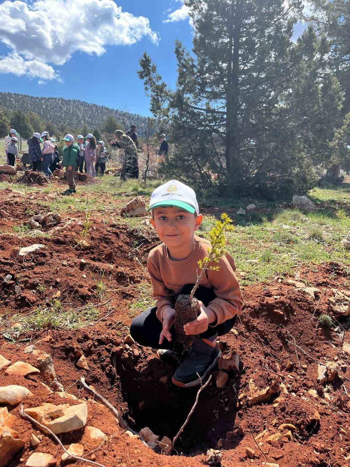 Bozkır&rsquo;da minik &ouml;ğrencilerden fidan dikme etkinliği

