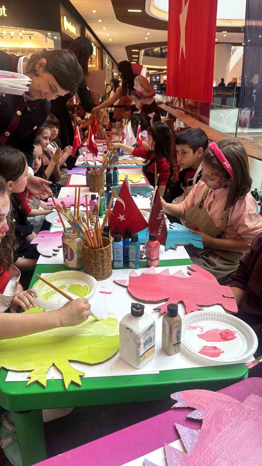 T&uuml;p bebekle d&uuml;nyaya gelen &ccedil;ocuklardan 23 Nisan konseri
