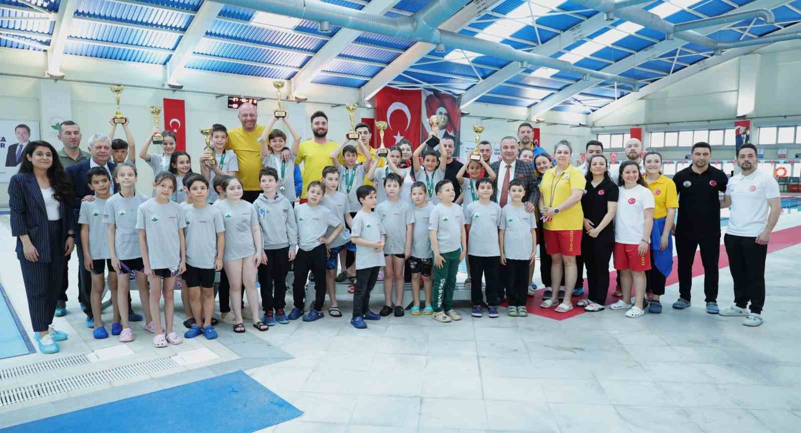 Osmangazi Y&uuml;zme Şenliği&rsquo;nde kazananlar kupalarını aldı
