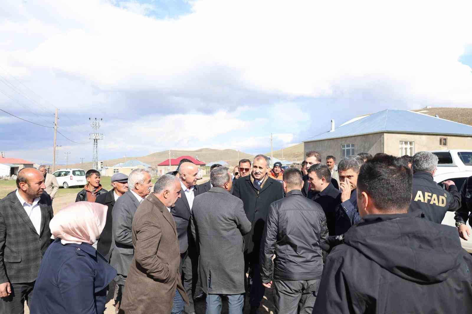 Ağrı Valisi &Ouml;nder Bozkurt deprem b&ouml;lgesinde
