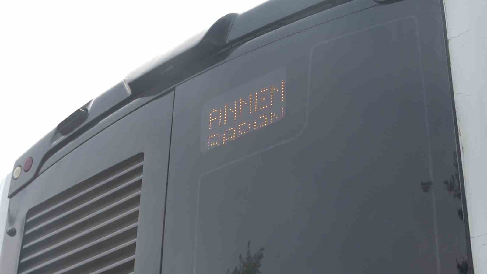 Otob&uuml;s şof&ouml;r&uuml;nden patenci &ccedil;ocuklara LED&rsquo;li uyarı: "Patenci kardeş tutma arkadan, anneni babanı ağlatma arkandan"
