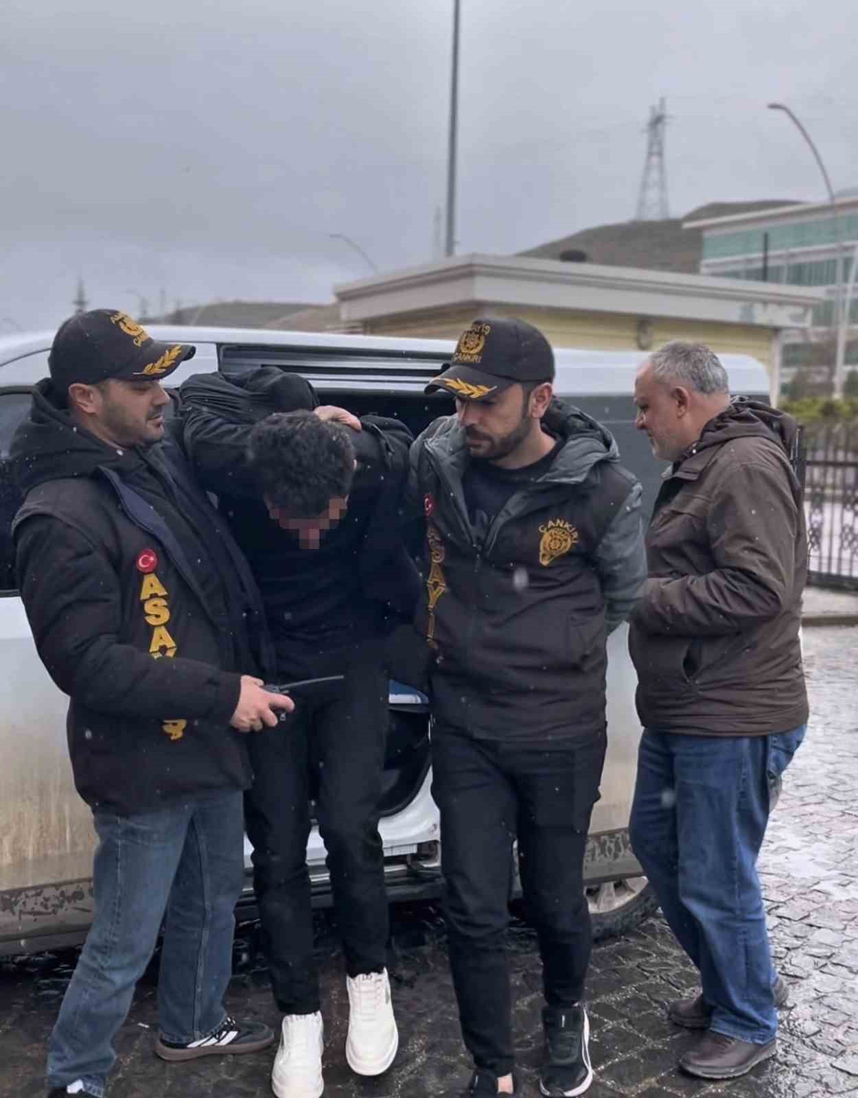 Okullardan hırsızlık yapan şahıs yakalandı
