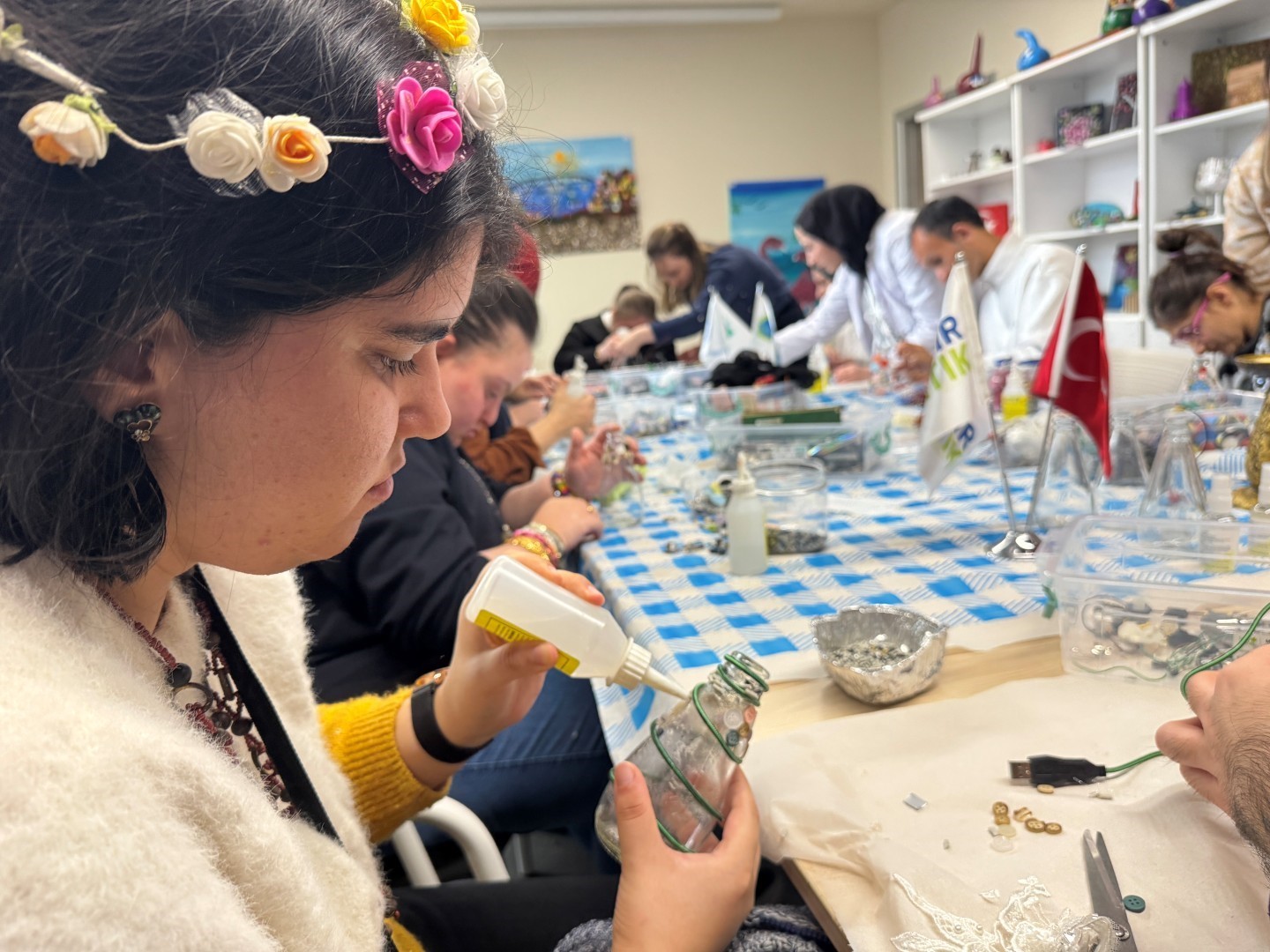 Cam atıklar &ouml;ğrencilerin elinde sanata d&ouml;n&uuml;şt&uuml;
